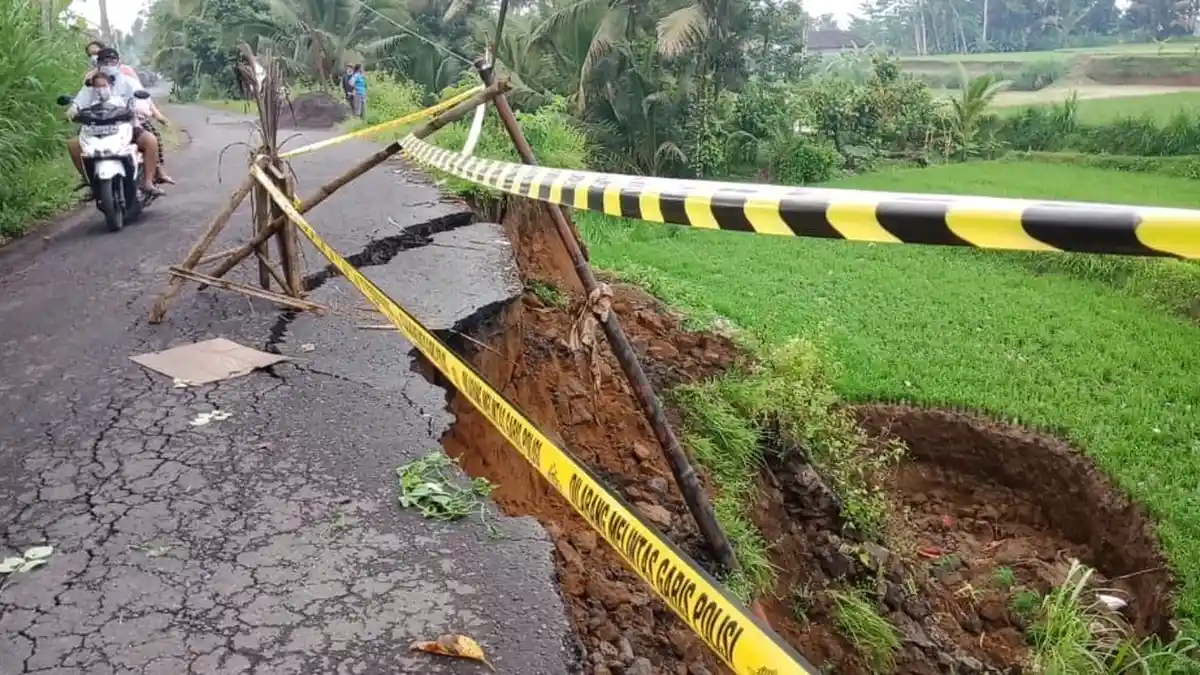 Akibat Hujan Deras Jalur Tembuku - Kintamani Amblas, Rawan Dilintasi Kendaraan Roda Empat 