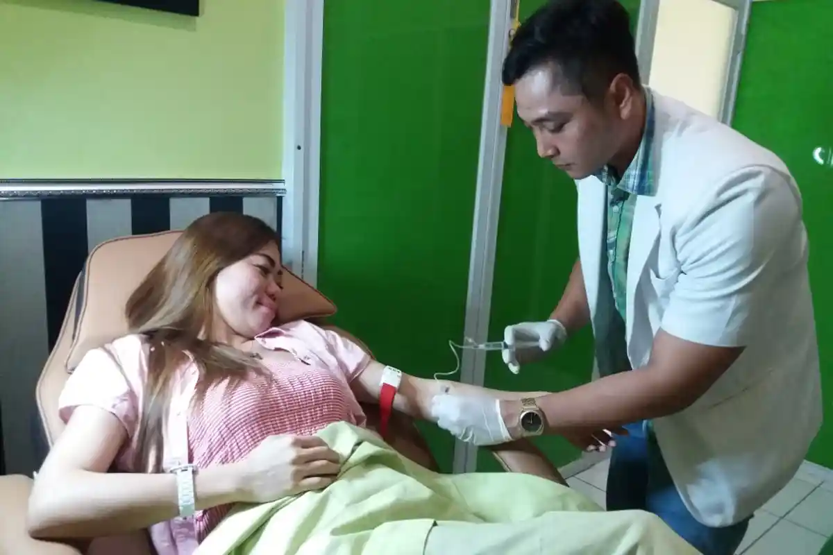 Dibanding Makan Buah, Wanita Pilih Suntik Vitamin C untuk Cerahkan Kulit