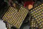 Produksi Kue Kering Jelang Lebaran