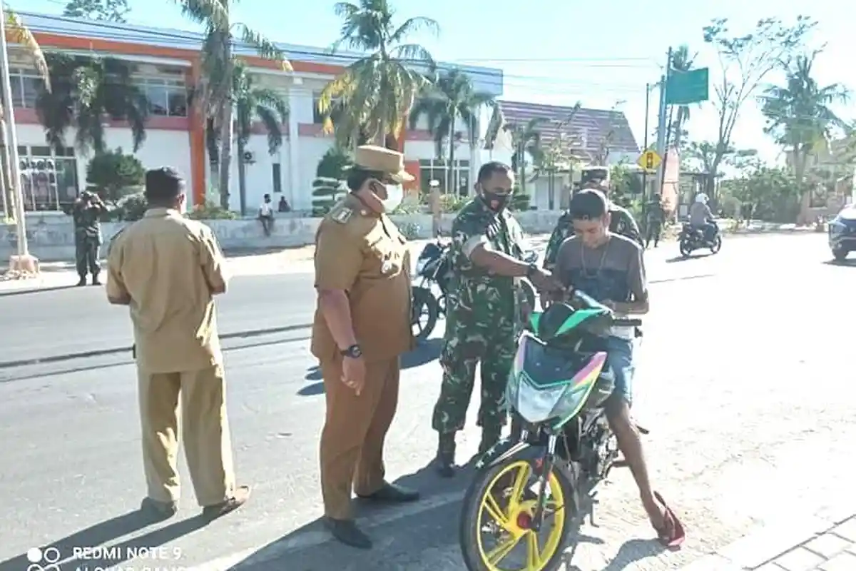 Covid Meningkat, Camat Kelapa Lima dan Jajaran Razia PPKM Bagi Pengendara di Jalan Timor Raya