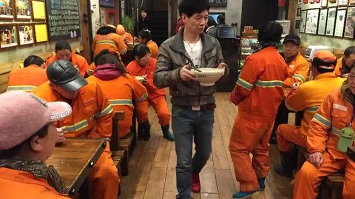 Pemilik Restoran Ini Bagikan Ratusan Makanan Gratis untuk Para Buruh