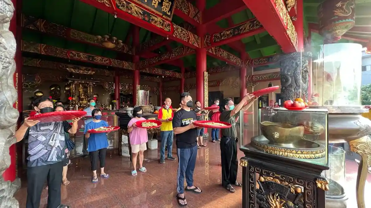 Jelang Imlek, Ini yang Dilakukan Umat dan Pengurus Kelenteng Kebun Jeruk Semarang, Ritual Sang-Sin