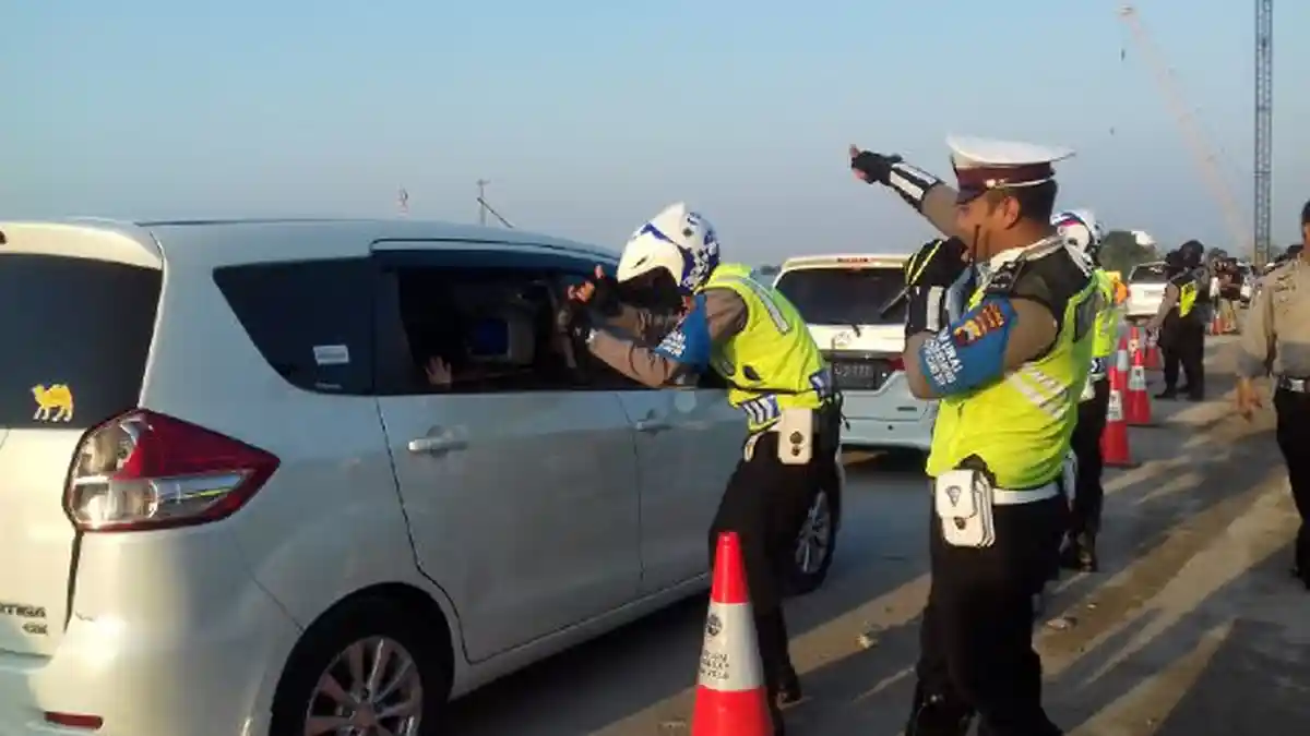 Polantas Berjoget Hibur Pemudik yang Lintasi Jembatan Kali Kuto