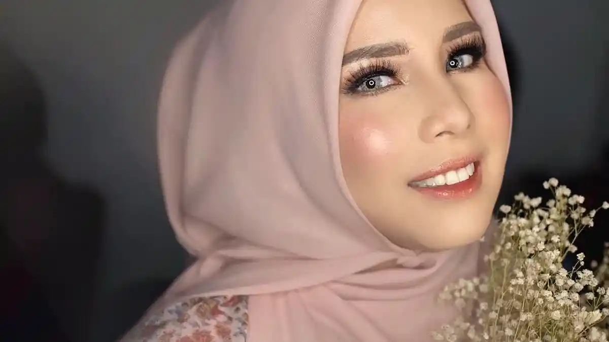 Tampil Berhijab saat Pemotretan, Tya Ariestya : Kalau Begini Kayak Siapa?