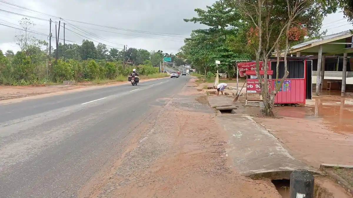 Banjir di Tanjungpinang Kepri Mulai Surut, Warga Jalan Nusantara ...