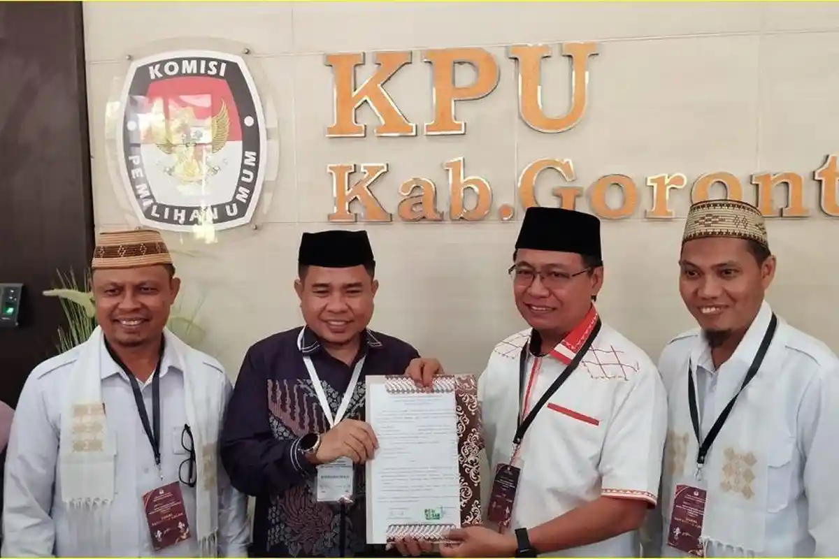 Calon Bupati-Wakil Bupati Gorontalo Roni Sampir dan Adnan Entengo Resmi Daftar ke KPU