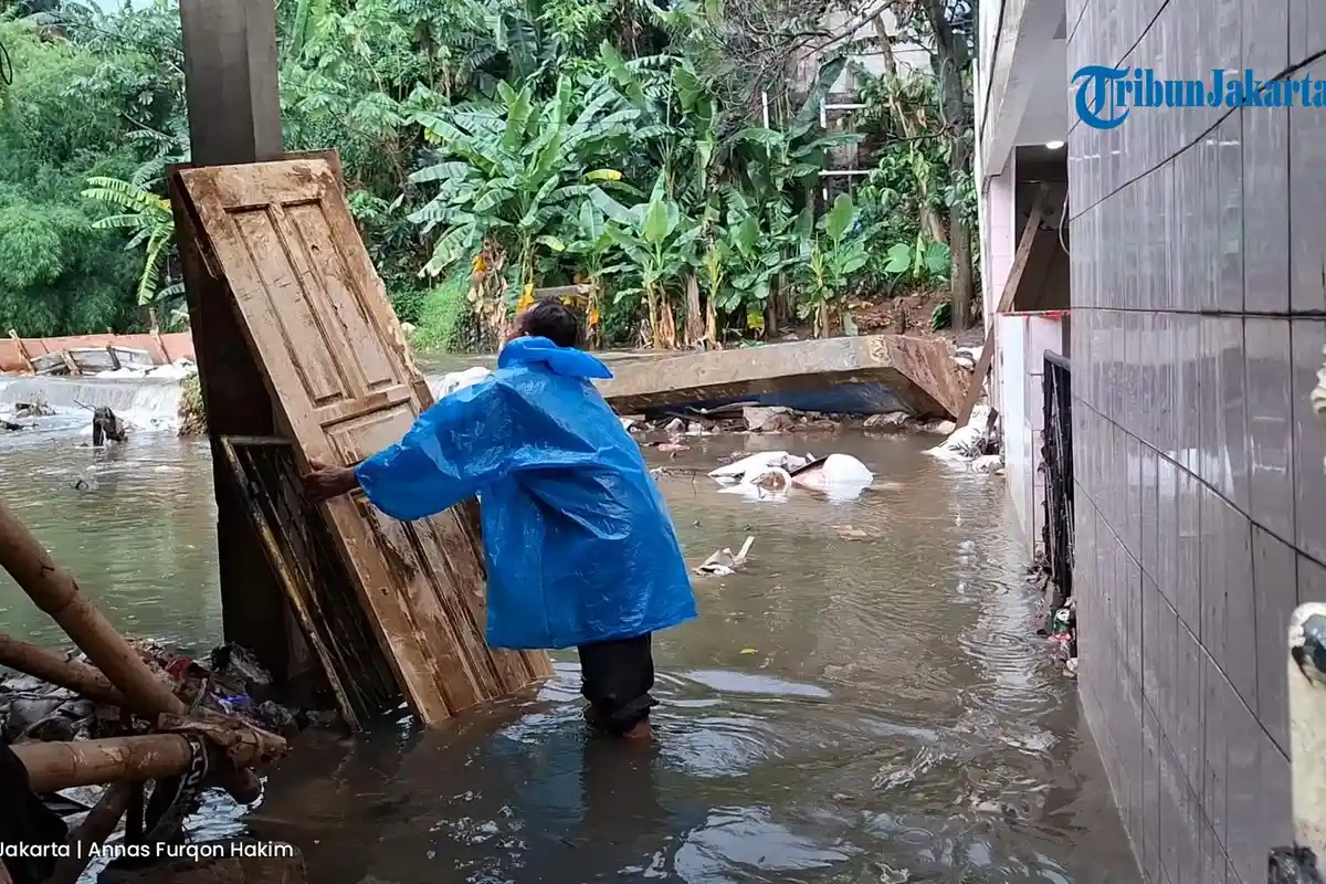 Tanggul Jebol Bikin Rumah Terendam 1,5 Meter, Pramono Turun Gunung Cek Langsung Tanggul Baswedan