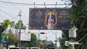 Baliho-Pakubuwono-XIV-Hangabehi-di-Perempatan-Baron.jpg