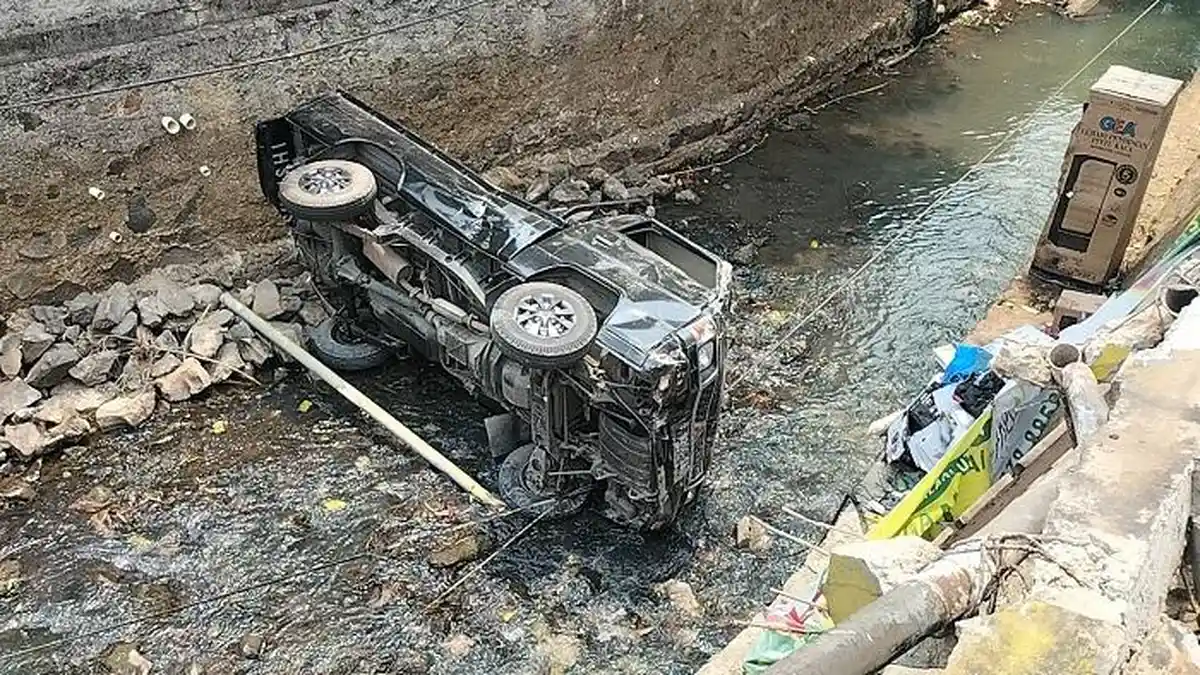 Hilang Kendali, Mobil Pick Up Bawa Barang Elektronik Terjun Bebas ke Sungai di Jalan Raya KSU Depok 
