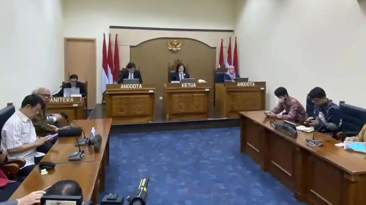 KIP Kabulkan Gugatan Bon Jowi, UGM Wajib Buka Dokumen Akademik Jokowi