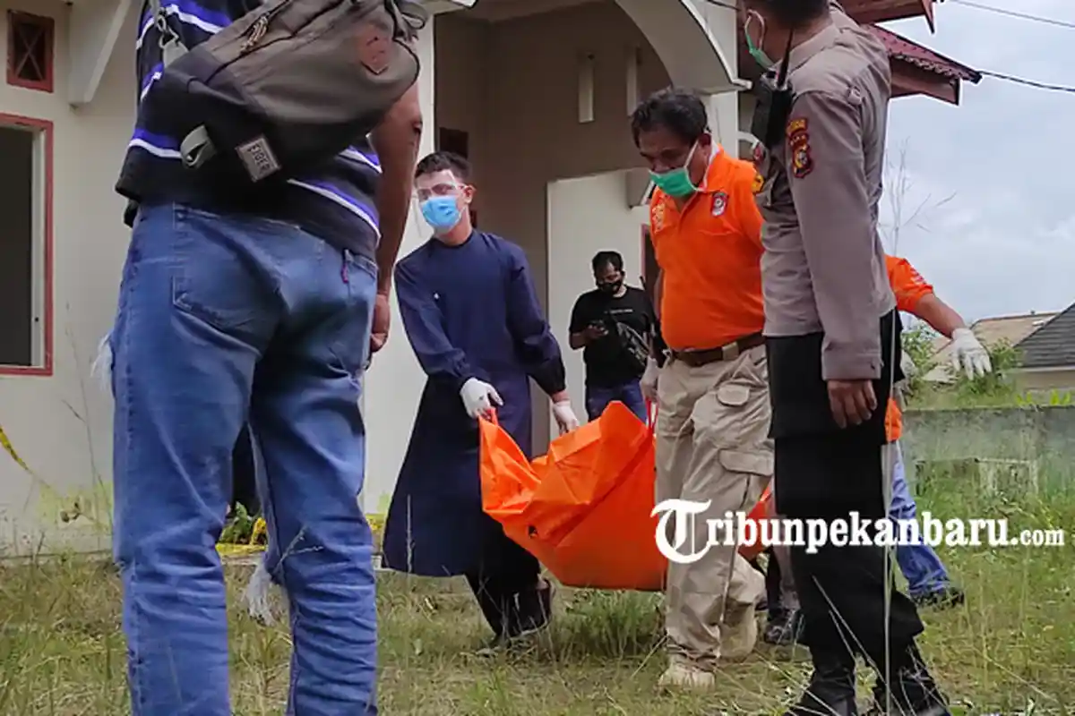 FOTO: Penemuan Mayat Hangus Terbakar di Rumah Kosong Jalan Parit Indah Pekanbaru - foto_penemuan_mayat_hangus_terbakar_di_rumah_kosong_jalan_parit_indah_pekanbaru_2.jpg