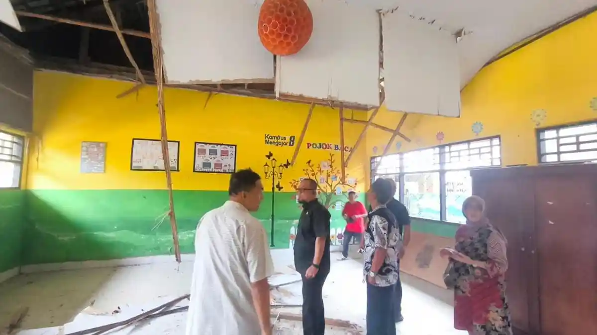 Ruang Kelas Rusak Tak Kunjung Diperbaiki, Siswa Terpaksa Belajar di Gudang