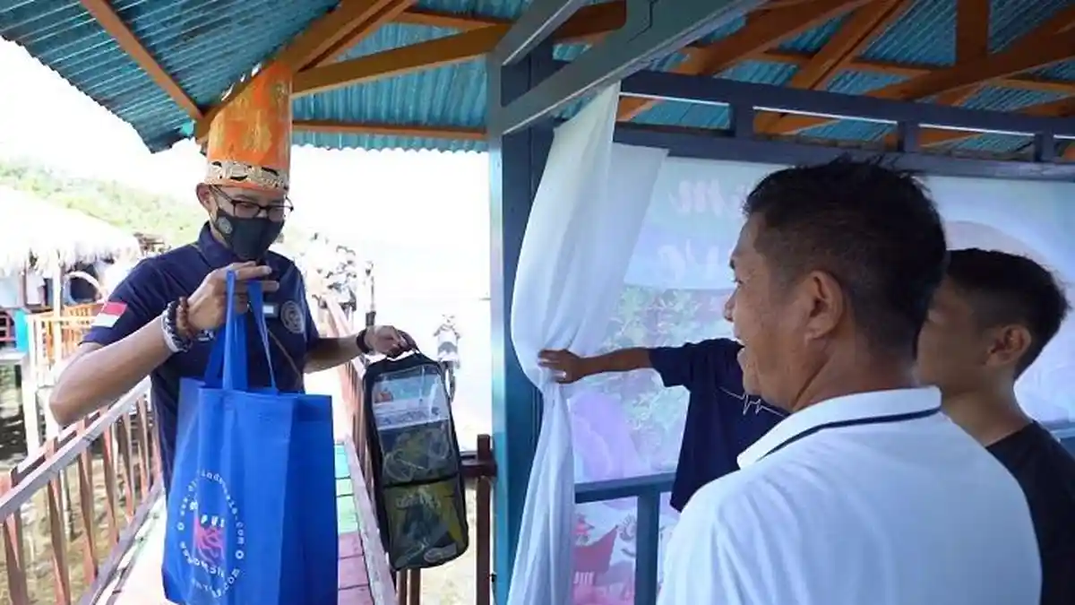 Menparekraf Sandiaga Uno Hadirkan 5 Set Alat Snorkeling di Desa Budo