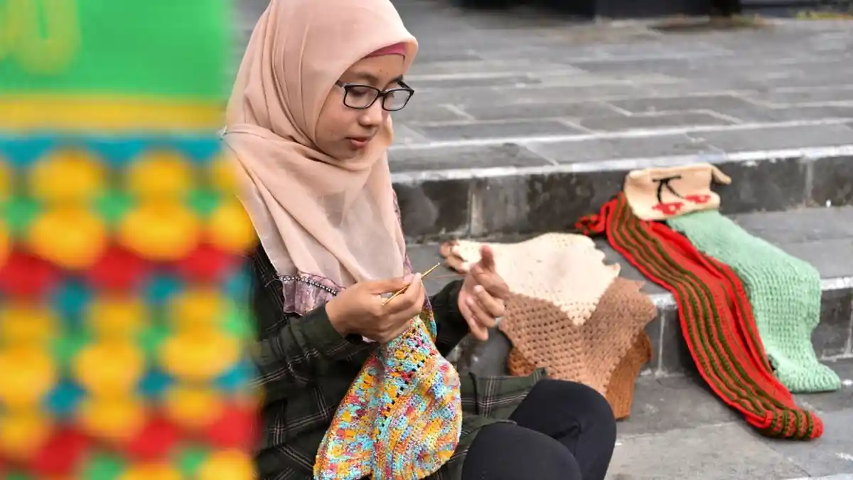 Meski Rajut Bukan Barang Baru, Karzel Tetap Punya Cara Mengkreasikannya Agar Tetap Menawan
