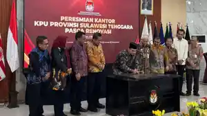 Ketua-KPU-RI-Mochammad-Afifuddin-saat-meresmikan-gedung-dan-fasilitas-direnovasi-KPU-Sultra.jpg