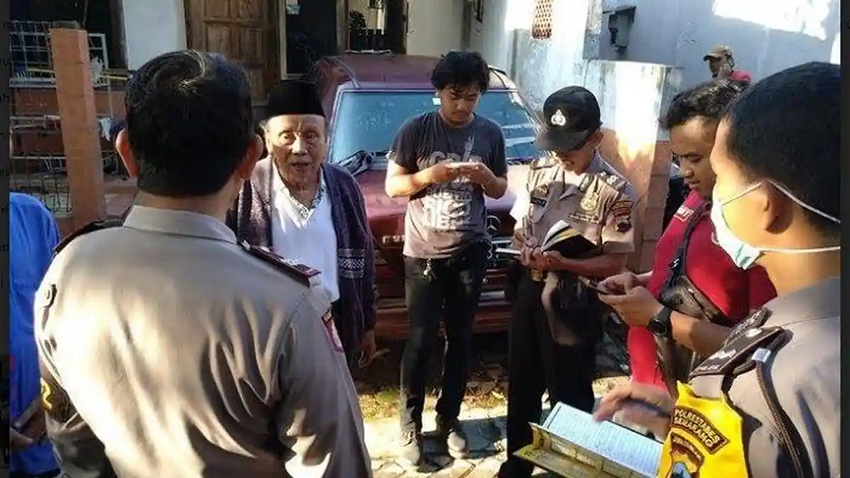 Jasad Seorang Pria Ditemukan Sudah Membusuk di Rumahnya