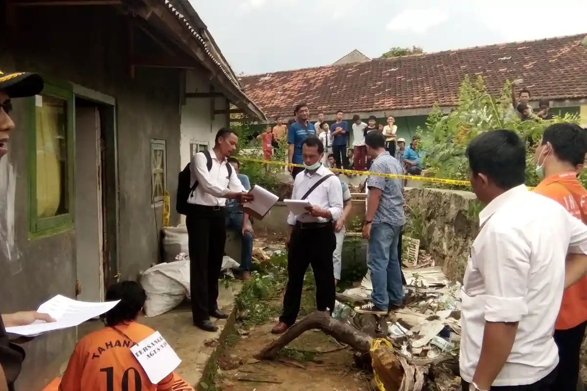 Rekonstruksi Pembunuhan Pelajar di Rajabasa, Warga Caci Pasutri Tersangka Pembunuhan