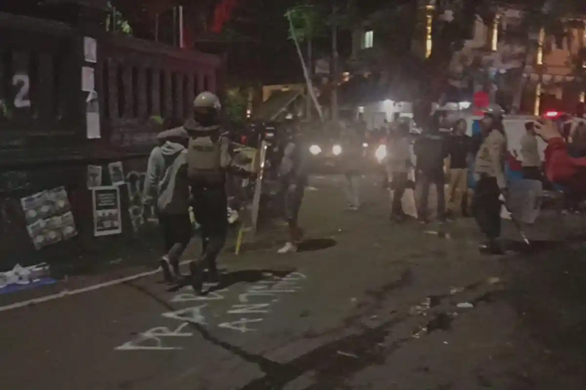 Kerusakan di Gedung DPRD Kota Malang Pasca Demo Ricuh Tolak UU TNI,  Pos Keamanan Terbakar