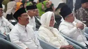 Pengasuh-Pondok-Pesantren-Lirboyo-Kediri-KH-Anwar-Manshur-saat-menghadiri-Konferwil-PWNU-Jatim-2024.jpg