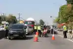 Polisi Razia Penyekatan PPKM Covid-19 di Semarang