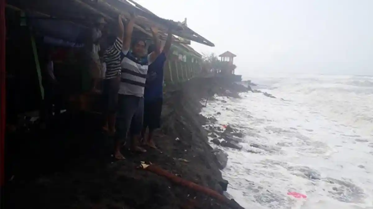 Gelombang Laut Tinggi Hancurkan Hantam Pesisir Gunungkidul, Enam Warung Hancur