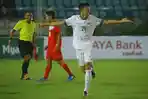feby-eka-putra-melakukan-selebrasi-usai-mencetak-gol_20170907_233739.jpg