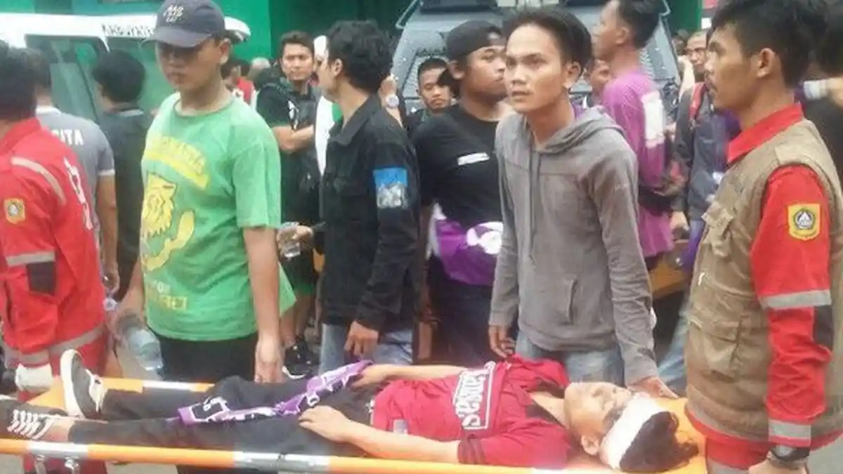 Saling Lempar Batu, Kericuhan Suporter Warnai Laga Persita Tangerang Vs PSMS Medan