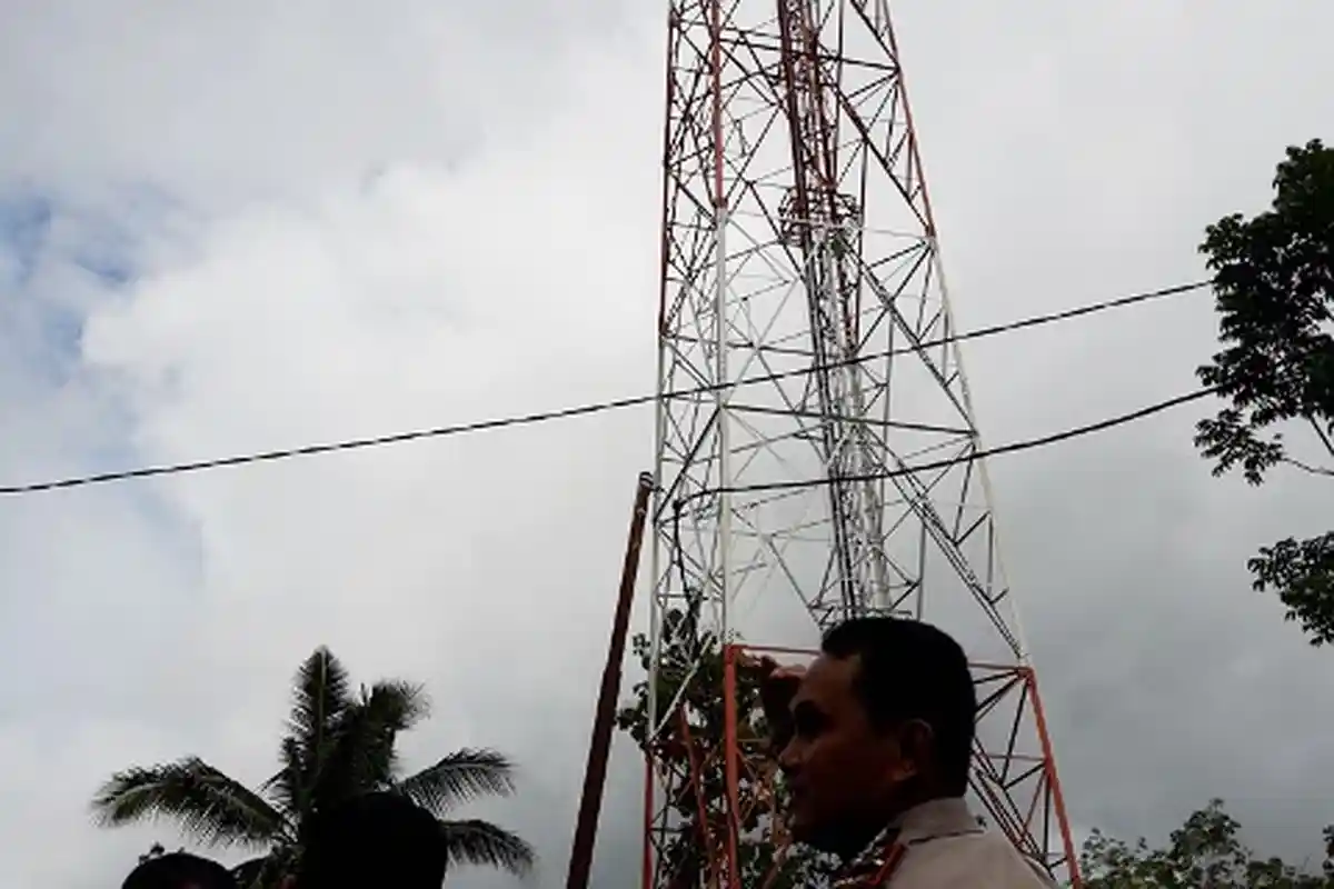 Astaga, Wanita Desa Salambabaris Tapin Nekat Naik Tower 30 Meter untuk Akhiri Hidupnya
