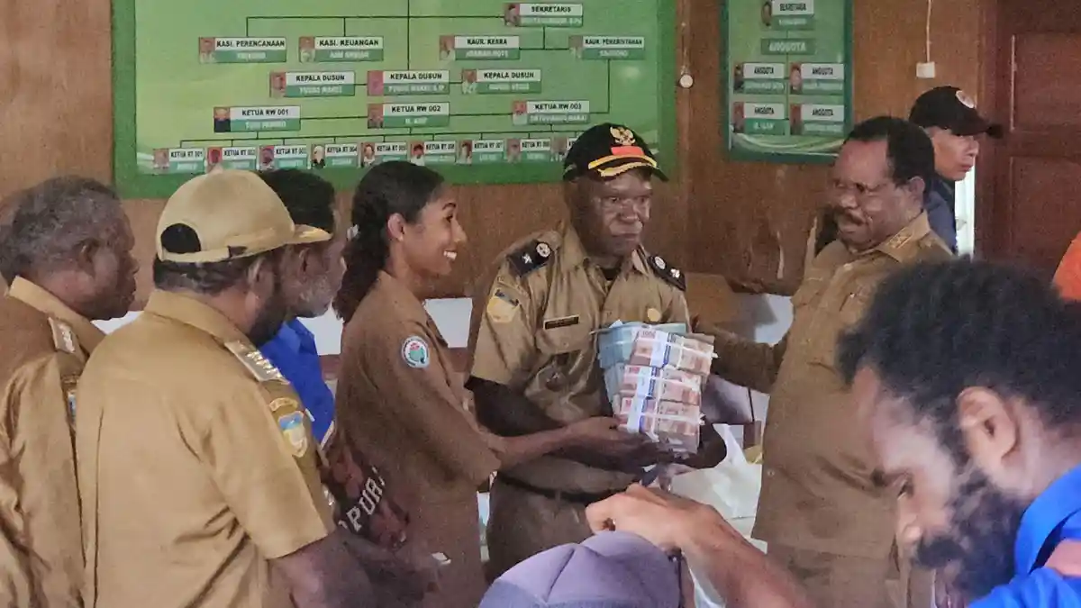 Serahkan Dana Desa di  Distrik Uwapa dan Siriwo, Bupati Mesak Magai Tegaskan Hal Ini