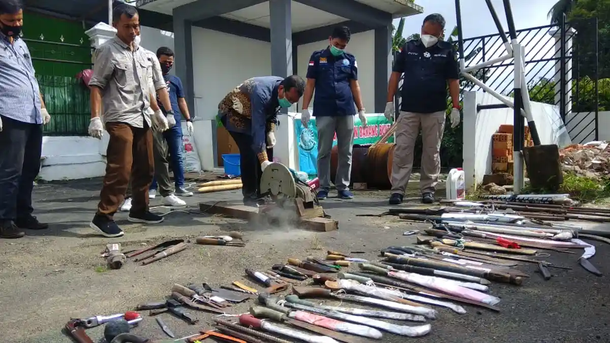 Puluhan Ponsel dan Senpi Dihancurkan di Kejari Jambi, BB Narkoba Juga Diblender