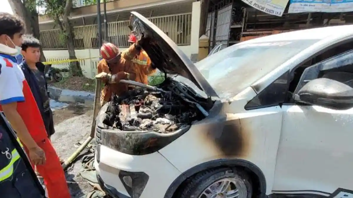 Ditinggal Permak Baju, Mobil Innova Venturer di Kota Malang Ini Mendadak Terbakar