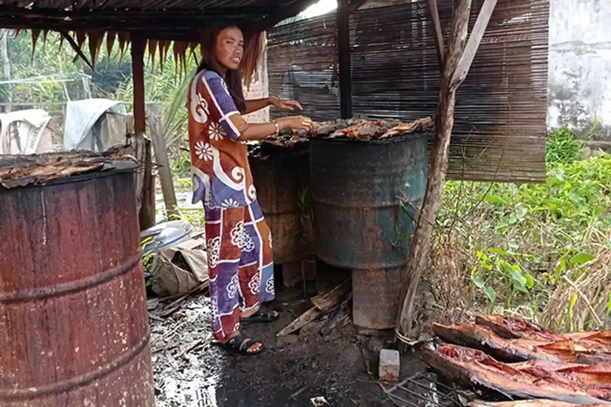 Pembuatan Ikan Baung Laut Asap Khas Mesuji Lampung Butuh Waktu 12 Jam