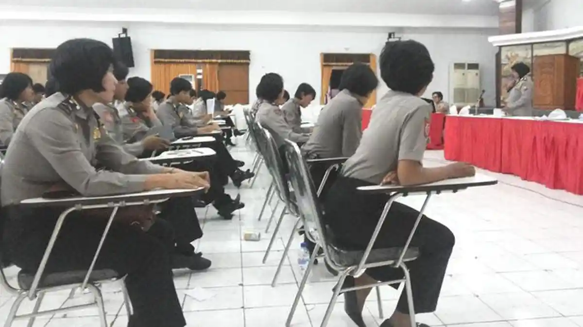 Meski Berpakaian Dinas Polisi, Polwan Ini Masih Sering Digoda Cowok