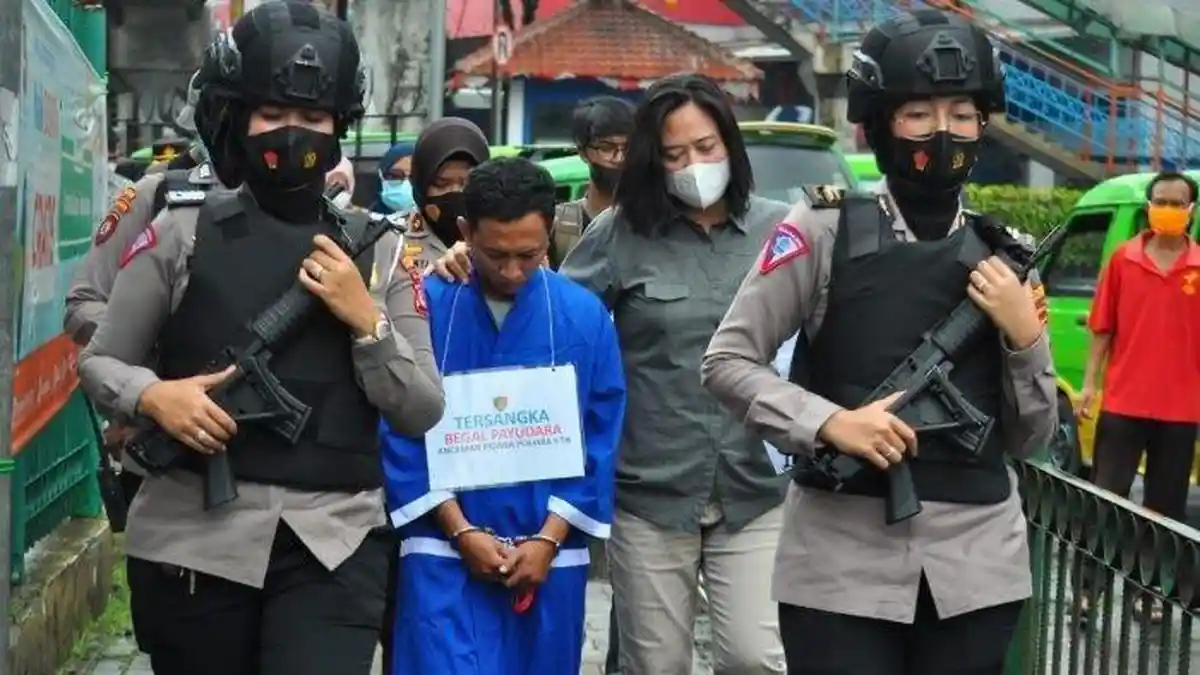 Tertangkap Basah Begal Payudara Gadis, Pius Diarak Polwan Cantik Keliling Alun-alun Kota Bogor