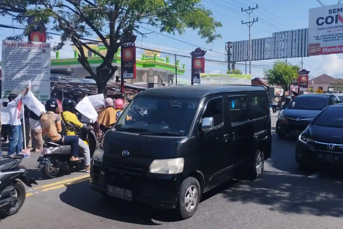 Ada Demo Tolak Eksekusi Tanah, Bikin Jalan Jendral Sudirman Ambon Macet Total