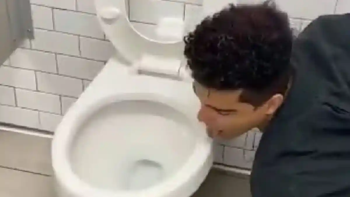 Jilat Toilet untuk Coronavirus Challenge, Pria Ini Positif Virus Corona