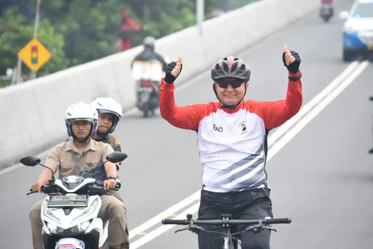 Natal Telah Berlalu, Kapolda Jateng Tetap Pantau Gereja Sambil Gowes di Solo