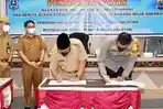 bupati-hss-achmad-fikry-dan-kapolresakbp-sugeng-priyanto-menandatangani-naskah-hibah.jpg