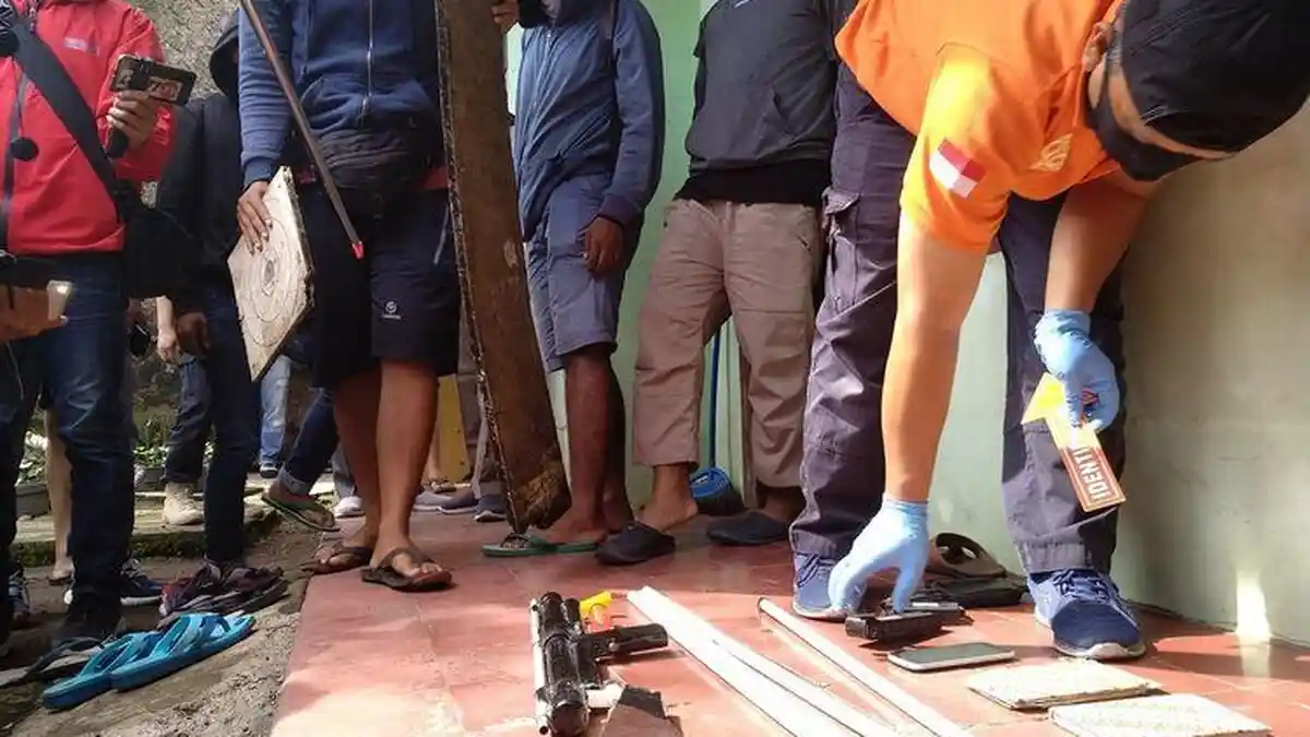 Senjata Rakitan dan Panah Diamankan Densus 88 Dari 2 Rumah Terduga Teroris di Tasikmalaya