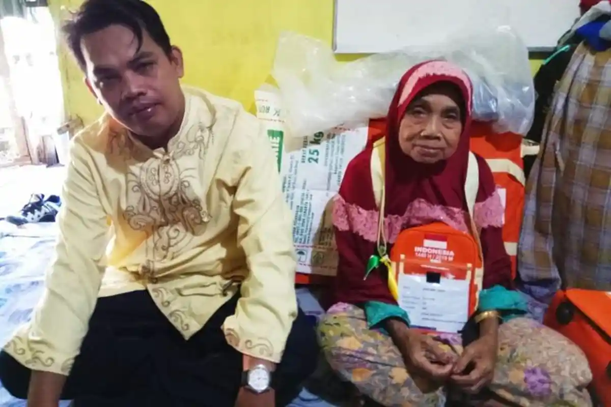LUAR BIASA! Nenek ini Penjual Kue Keliling dan Menambung 15 Tahun untuk Naik Haji