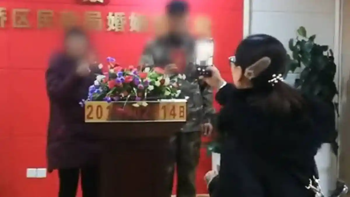 Wanita Ini Bawa Ibu Mertua dan Ayah Kandung Untuk Menikah di Hari Valentine, Kisahnya Memilukan