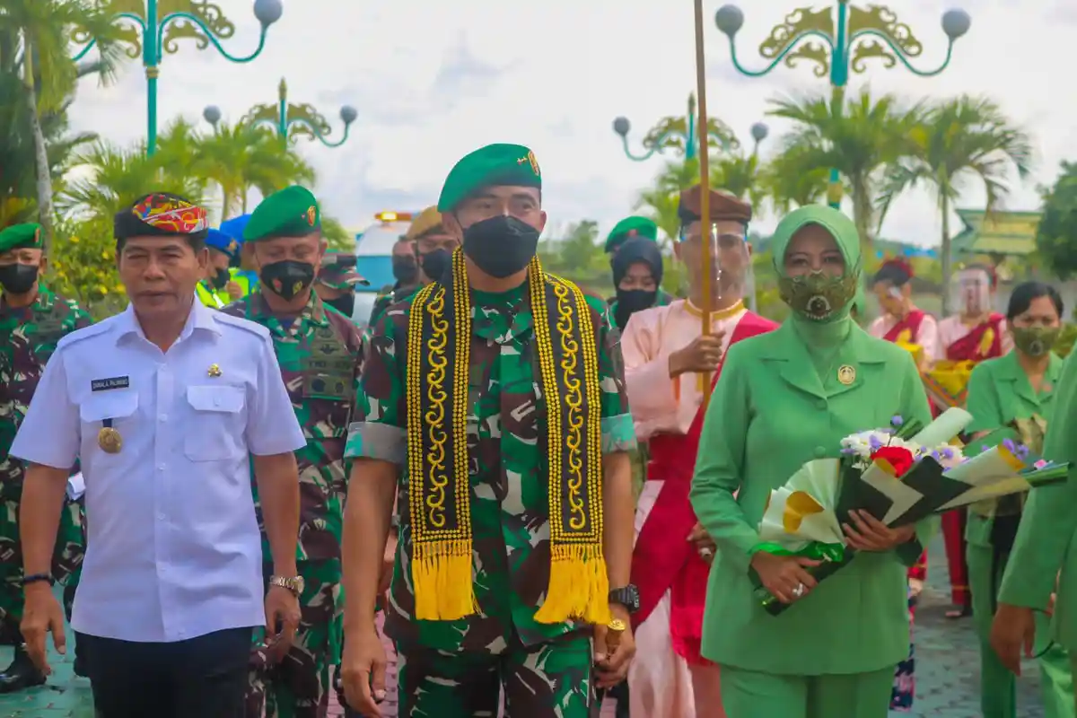 Kunjungan Perdana ke Kaltara, Pangdam Mayjen TNI Tri Budi Utomo Disambut Prosesi Tepung Tawar