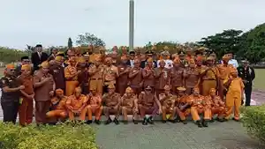 Gubernur-NTT-Melki-Laka-Lena-berfoto-bersama-dengan-para-veteran.jpg