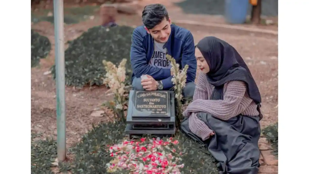 Ria Ricis Ajak Calon Suami Teuku Ryan Ziarah Makam Ayahnya