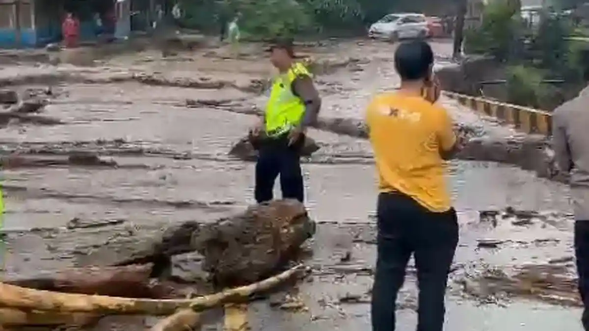 Banjir Lahar Dingin Gunung Marapi Terjang Tanah Datar dan Agam, 8 Warga Dilarikan ke Rumah Sakit
