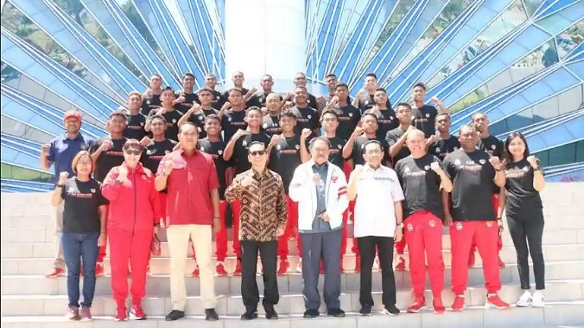 Penjabat Gubernur NTT Ayodhia Kalake Lepas Tim Sepak Bola Pra PON NTT