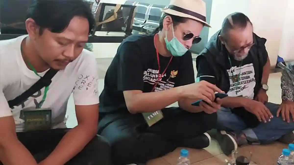Mantan Keyboardis Slank, Indra Qadarsih Ikut Pantau Sidang Mas Bechi di PN Surabaya