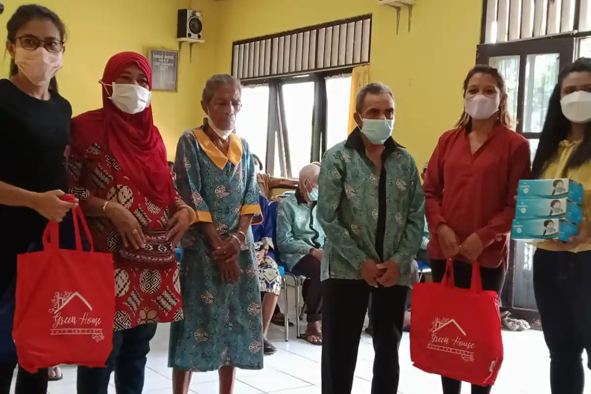 Komunitas Yoga di Kota Kupang Berbagi Kasih Dengan Lansia