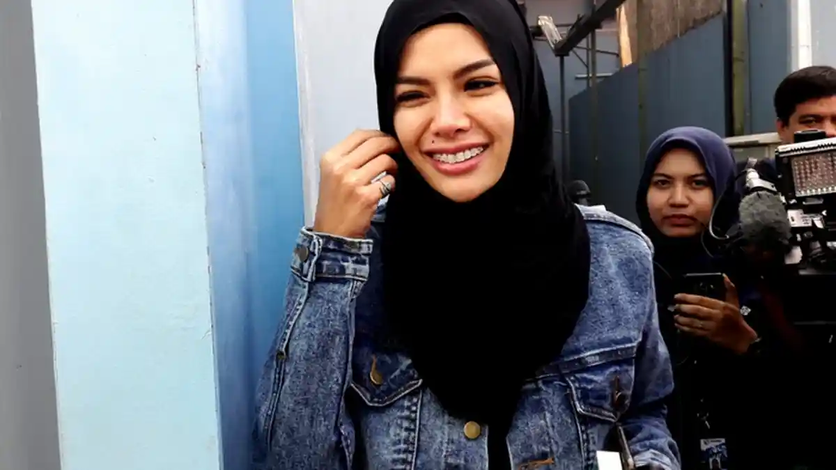 Nikita Mirzani Bantah Pernikahannya dengan Dipo Diguncang Prahara