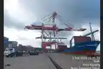 kegiatan-proses-bongkar-muat-peti-kemas.jpg